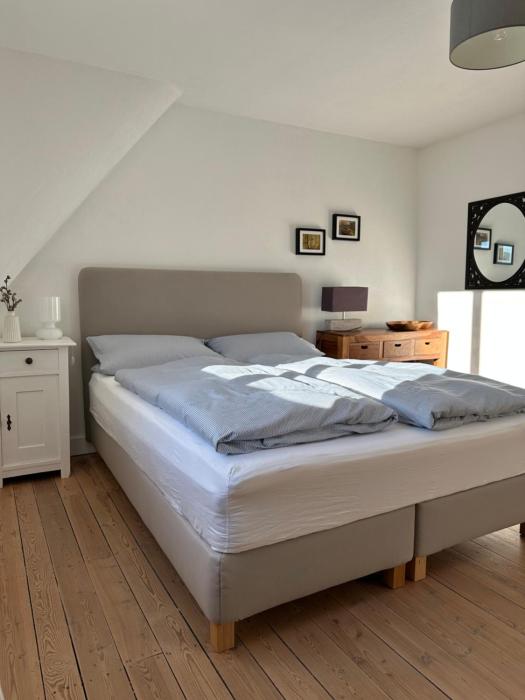 3 Zimmer-Küche-Bad Wohnung im Dachgeschoß eines kernsanierten 3 Familienhauses