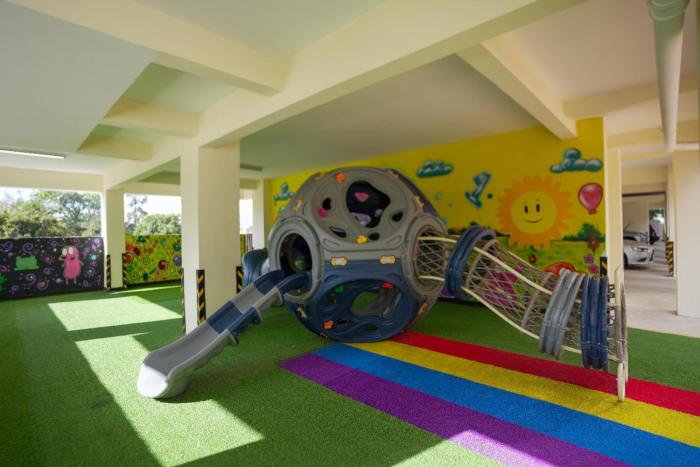 ELEGANT EXECUTIVE ONE BEDROOM APARTMENT WITh HEATED SWIMMING POOL,FULLY EQUIPPED GYM WITH BREATHTAKING CITY VIEWS