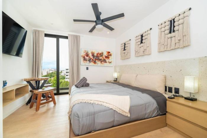 Lux Studio with Rooftop Pool, Walk to Beach and 5th Ave