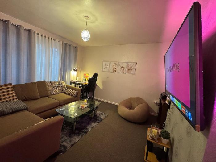 Spare room available, female only!