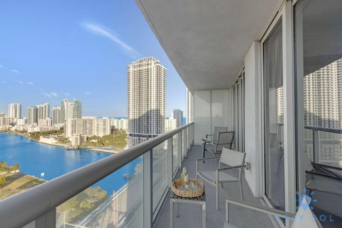 Modern 1BR with Pool & Balcony