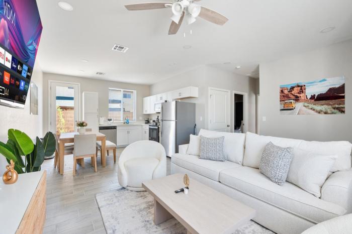 Spacious Two Bedroom Two Bathroom with Free Parking and Cozy Beds