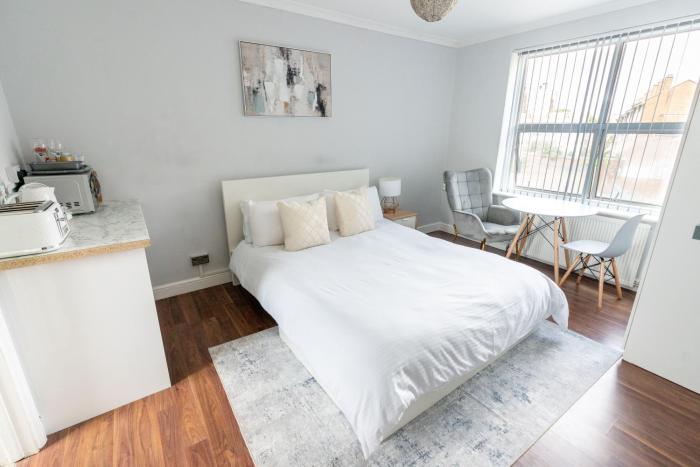 Beautiful en-suite room in a house with free on-street parking!