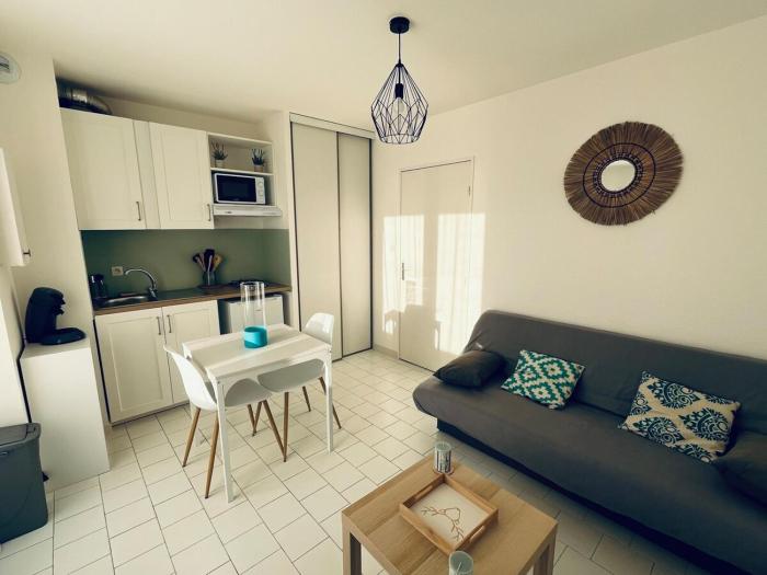 Cap d Agde T2 a 3 min de la plage a pied avec parking prive loggia pour 2 a 4 personnes