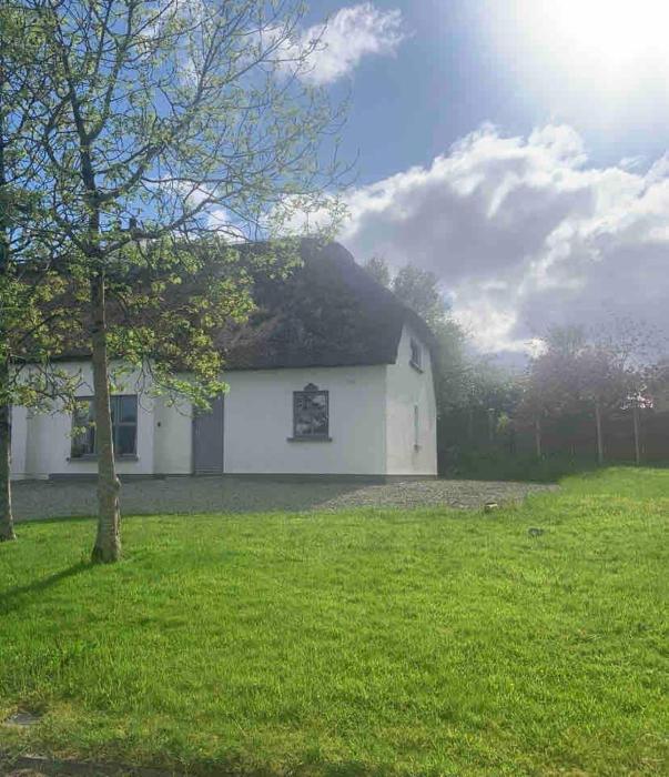 Fionas thatched cottage eile