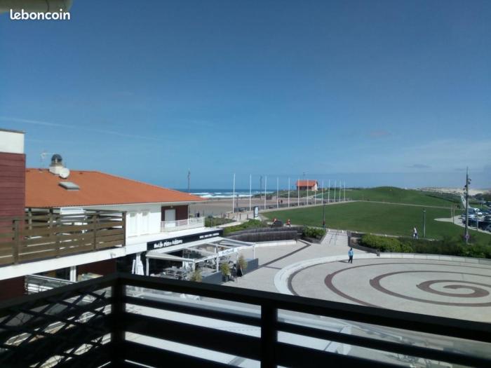 Les pieds dans leau salée