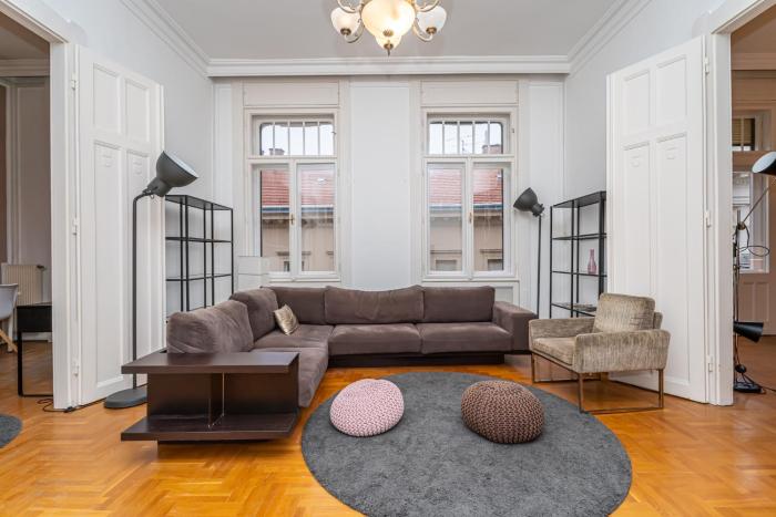 3 BDR Heart of Budapest Central Apartment