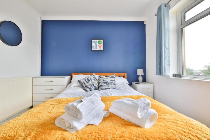 Modern 4 Bed Contractor Stay in Swansea TV in Every Room and Parking