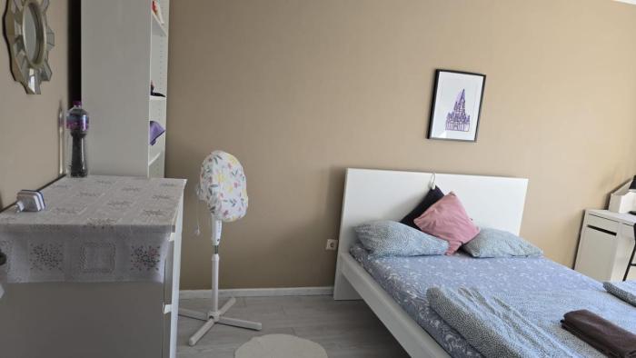 Quarto familiar com cama de casal apenas para casais e raparigas Não há homens solteiro Family room with double bed for couples and girls only No individual men allows