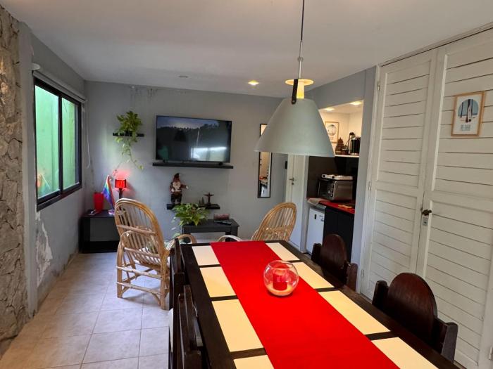 Cómodo estudio mono ambiente en casa familiar