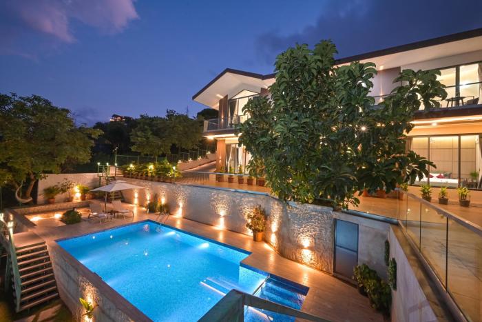 SaffronStays Lords Pavilion - 6BR Luxury Villa with Lawn & Cricket Turf near Pawna