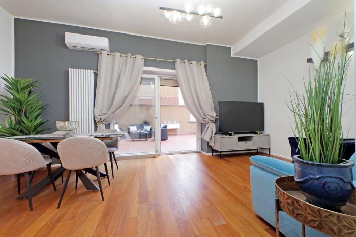 New Apartment with balcony - 150m Metro A