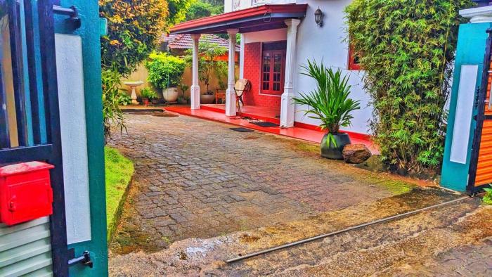 Stylish Escape House-Walk to Beach Vacation Rental Hikkaduwa