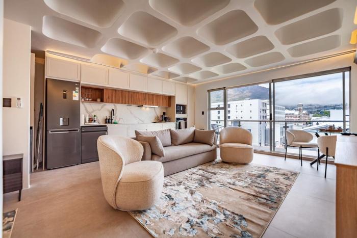 Luxury City-Center Apt with Balcony, Aircon & View