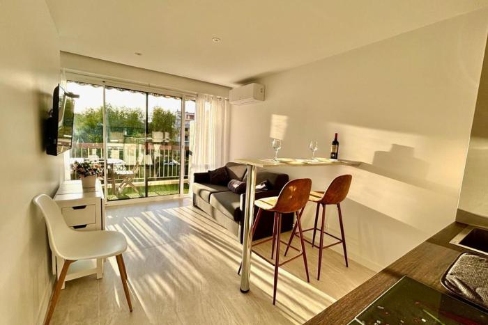 1-bedroom apartment 50 m from the beach with terrace swimming pool AC