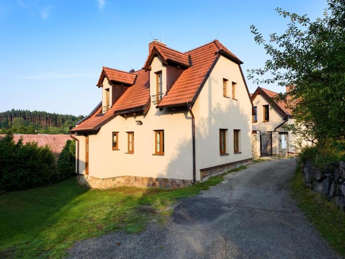 Villa in Varva ov with Garden and Barbecue