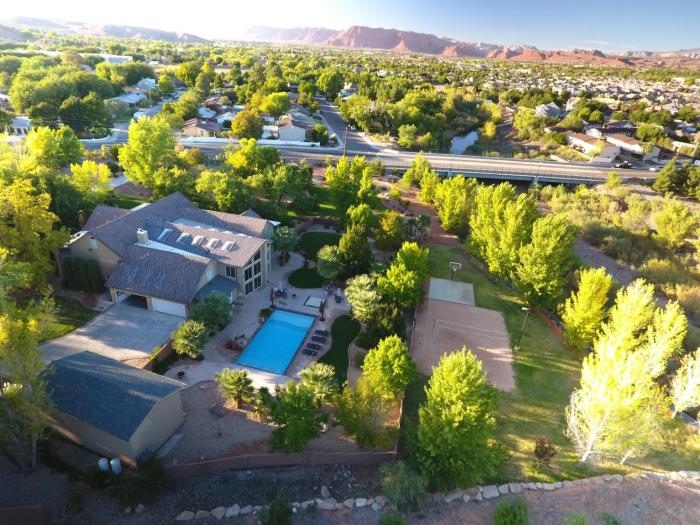 Luxury Home And Property With 2 Private Pools And Pickleball Court