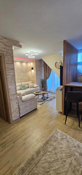 Green Hill Isidorovic Divcibare ll