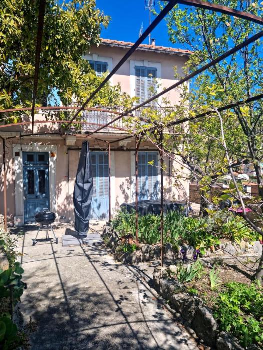 JARDIN & VUE MER Maison des années 20 proche du centre historique