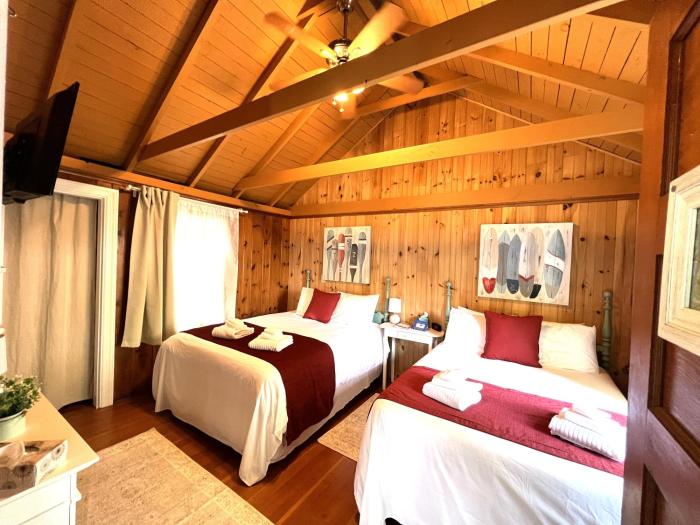 Cottage 11 - Double Queen Beds plus Child Loft w 2 Twins Private Bath & Kitchenette Pets Allowed Fee applies