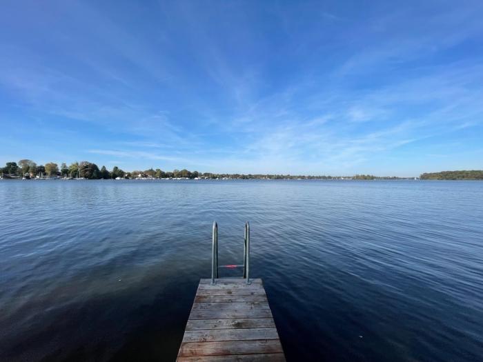 Idyllisches, neu renoviertes Haus mit Steg am See