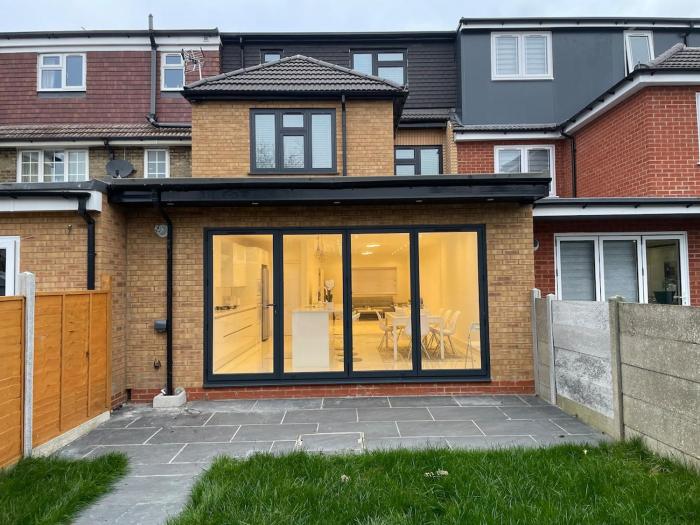 5 Bedroom Modern and Spacious House in London