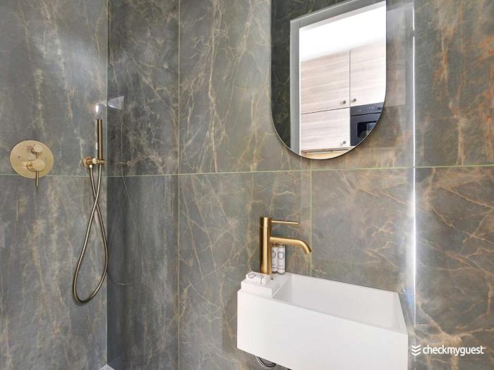 Air-conditioned studio near Arc Triomphe