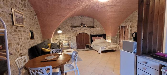 joli studio dans cuvage dune maison vigneronne