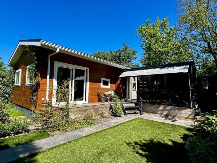 Cozy retreat, by the beach