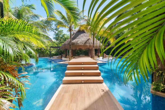 Tropical Haven - Luxury Apartment with Private Rooftop Pool and amazing pool view