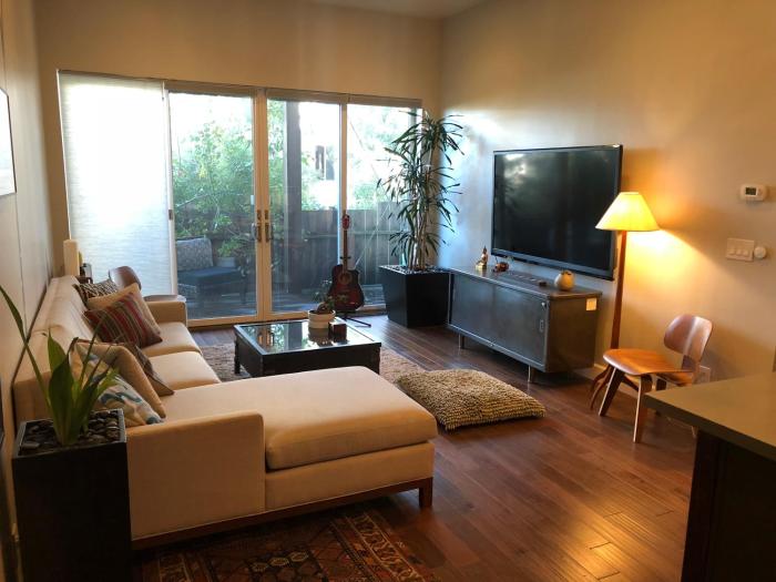 Beautiful Cottage, hot tub, in great neighborhood