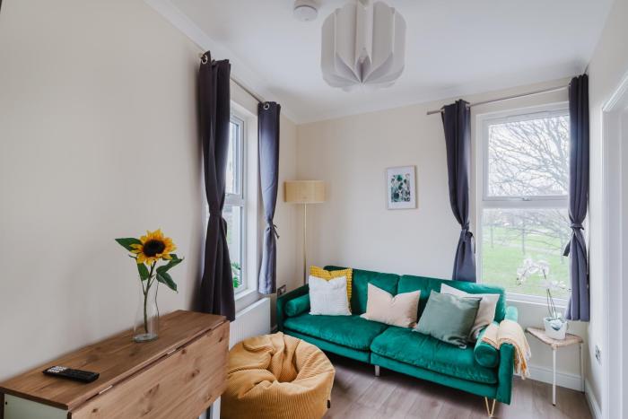 Modern Cosy Corner Flat 3 bed and loft sleep 7 people