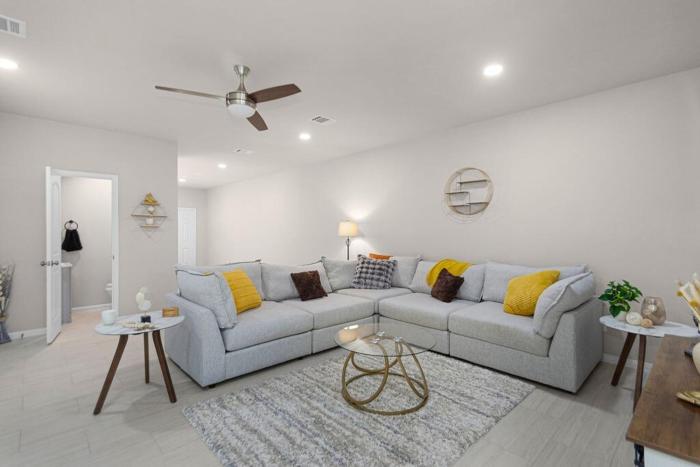 3BR 2 & half Bath Townhouse Modern Spacious Retreat Near Lake Conroe!