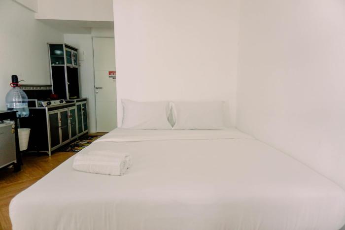 Warm and Simply Look Studio Room Urbantown Serpong Apartment By Travelio