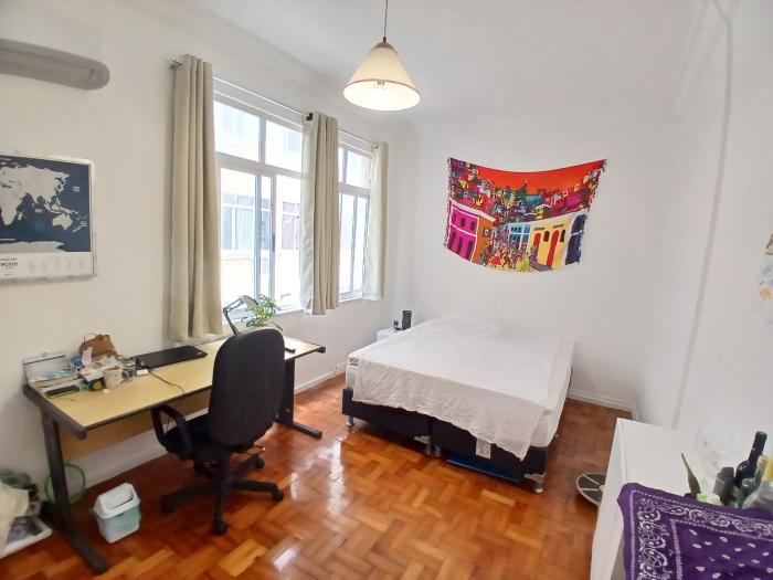 beachfront room with double bed and AC in a shared apartment