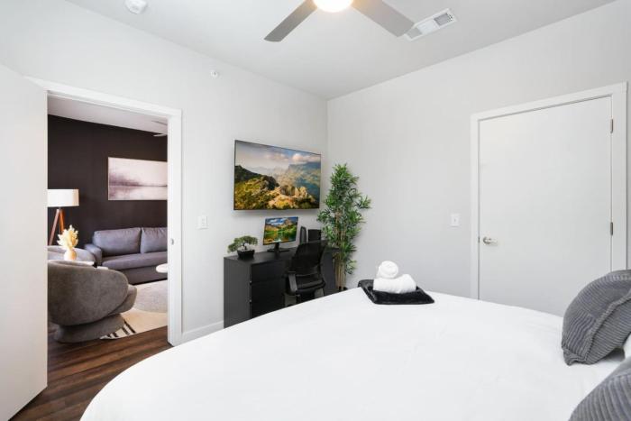 Chic 1BR w Gym & Parking Near Rvrwalk & Dome