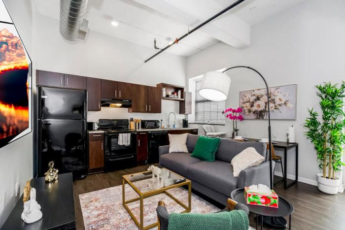 Cozy 1BR Parking, Rooftop, Near Arrowhd & TMobile