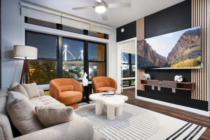 Chic 2BR-w Parking, Near Rvrwalk, Dome & Conv Ctr