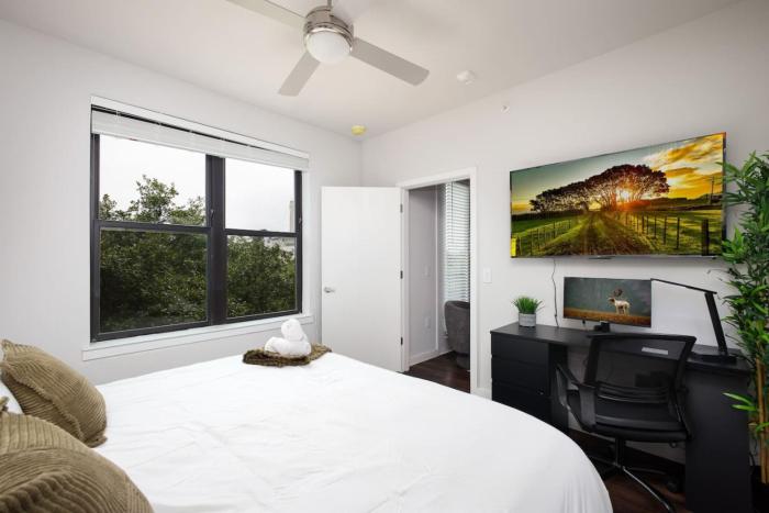 1BR Oasis w Pool&Parking, Near Rvrwlk & Conv Ctr