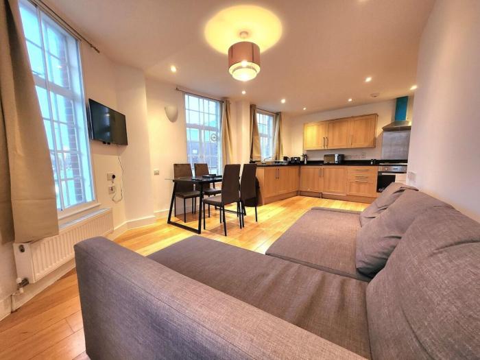 Spacious 2-Bed Flat - Close to Tube, Sleeps 6