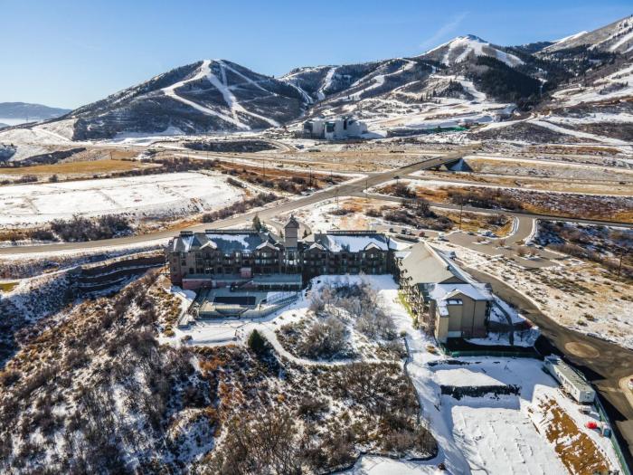 Top Floor Deer Valley Gondola Lakefront Condo- Great views
