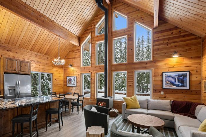 Alpine Retreat at Snoqualmie Pass- 5-Min to Slopes, Private Creek, BBQ, Fireplace, Smart TVs, Kids Games, Hi-Speed Wi-Fi