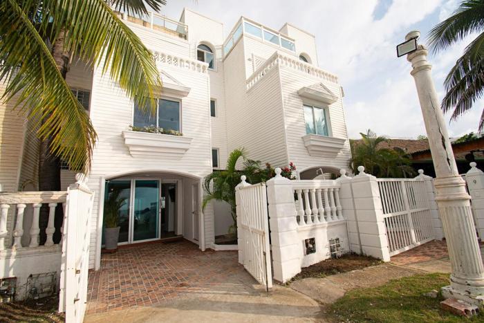 Lux Beach House, Aldaba Selection