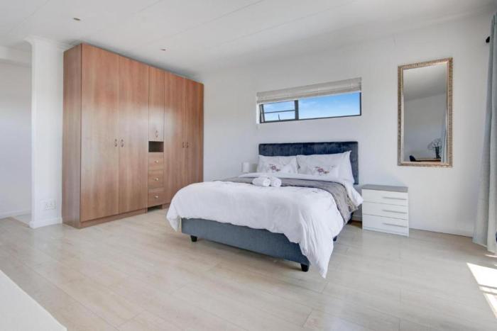 Spacious Room with Balcony, Mountain Views, Modern Bathroom Tub and Shower and WiFi