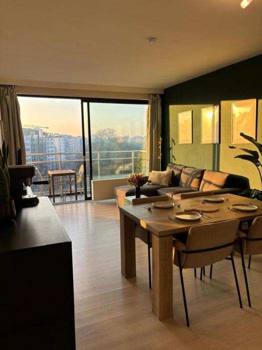 Central Apartment with City Park View and Terrace