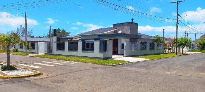 Casa Com Três Dormitórios Pertinho Do Mar Em Capão Da Canoa