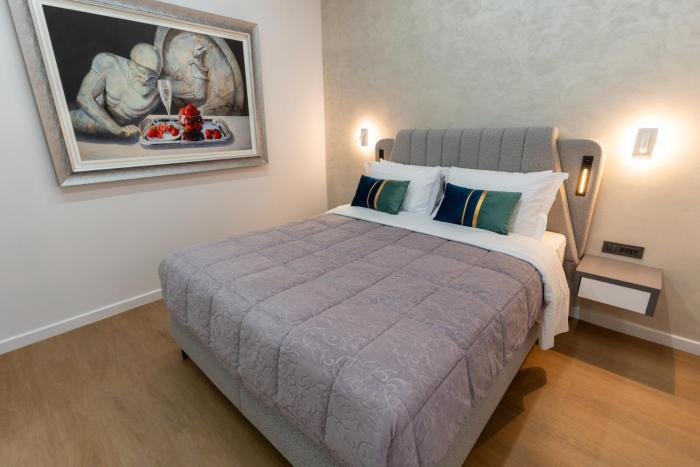 Modern Niarchos Escape