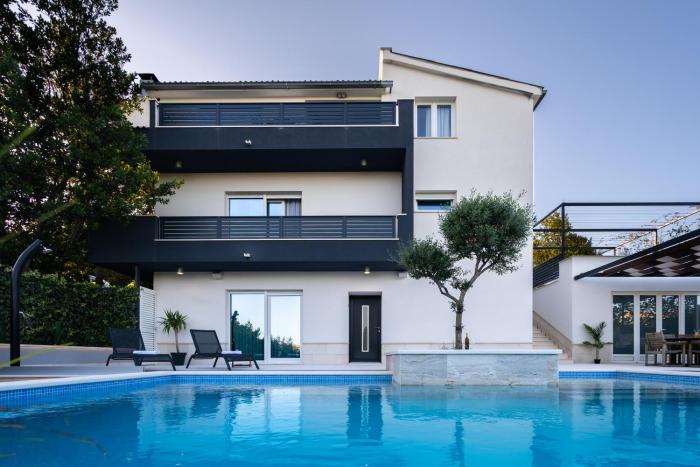 Luxury apartment with heated pool - Tekla