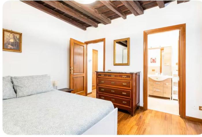 Piazza Farnese house