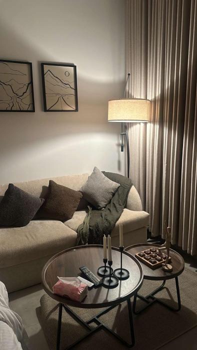 استوديو بتصميم رائع بجلسة خارجية - قفل ذكي